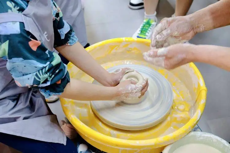 亲亲自然儿童陶艺教育