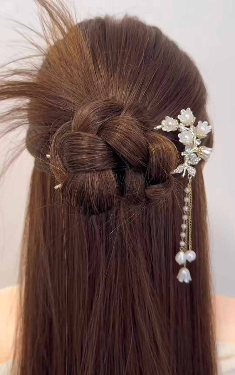 Girls' hairstyle steps are well developed