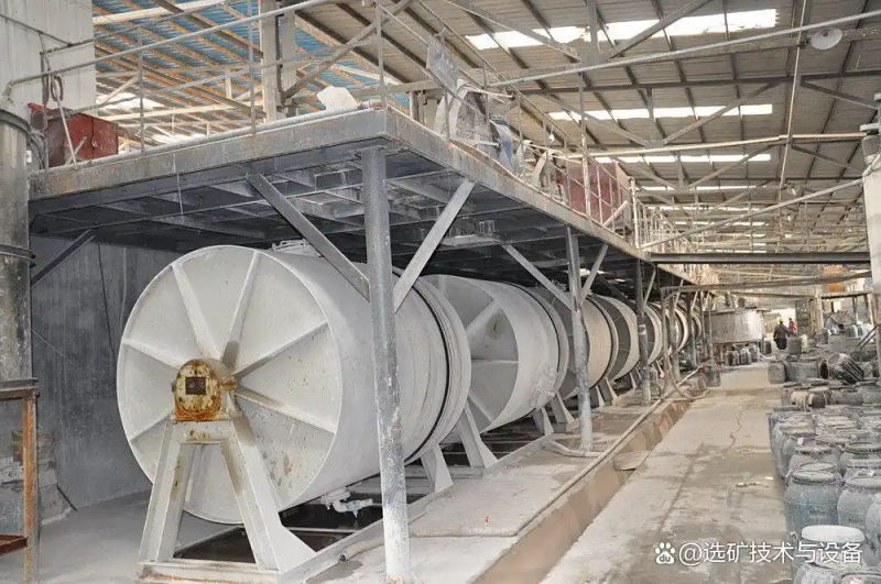 The working principles of the ceramic ball grinder