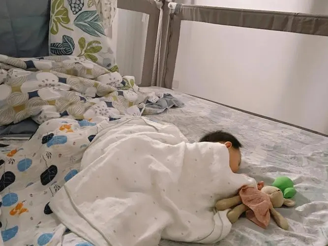 哄小宝宝睡觉的方法