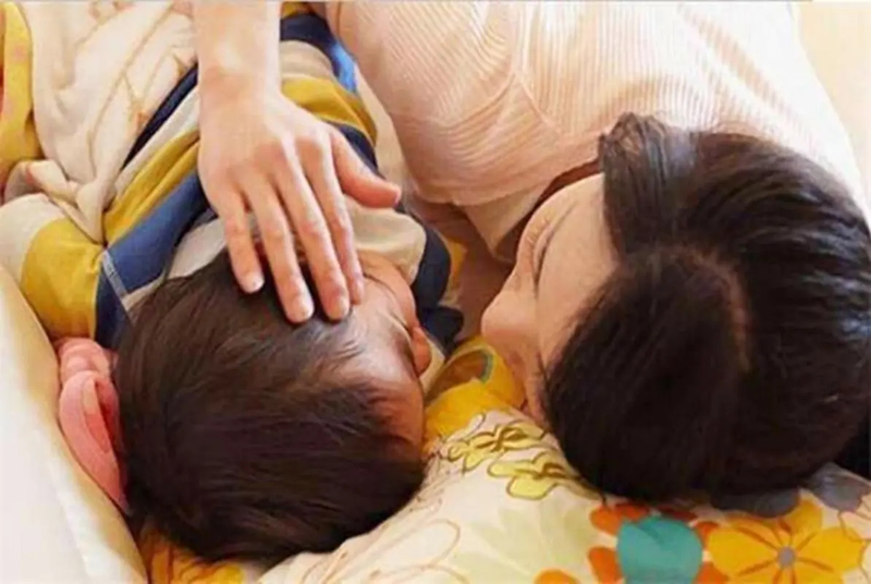 哄小宝宝睡觉的方法