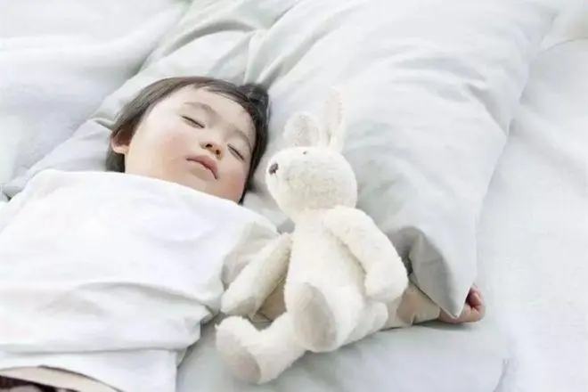 哄小宝宝睡觉的方法