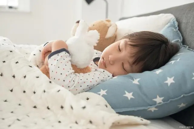哄小宝宝睡觉的方法