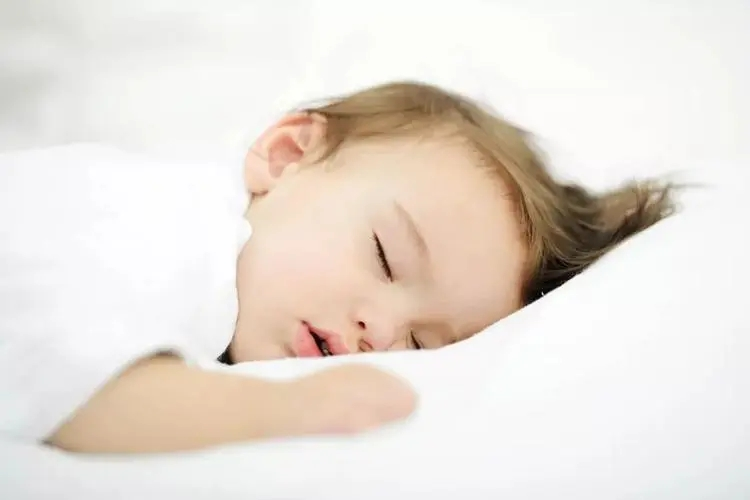 哄小宝宝睡觉的方法