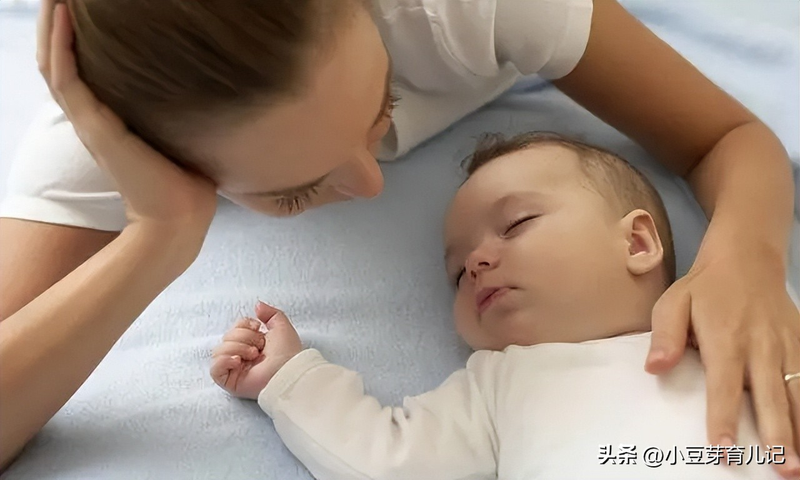 哄小宝宝睡觉的方法