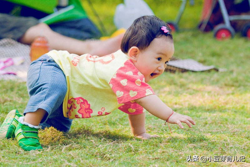 哄小宝宝睡觉的方法