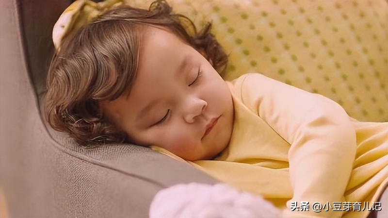 哄小宝宝睡觉的方法