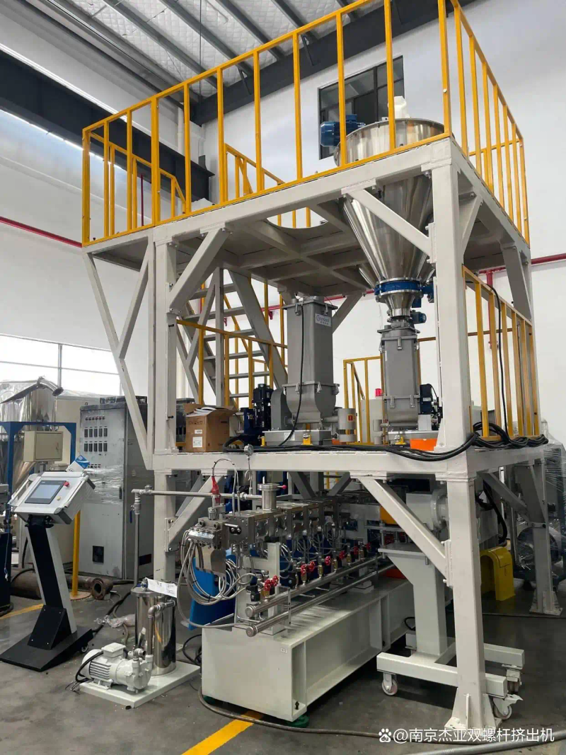 The melting machine for the double-heavy squeezer