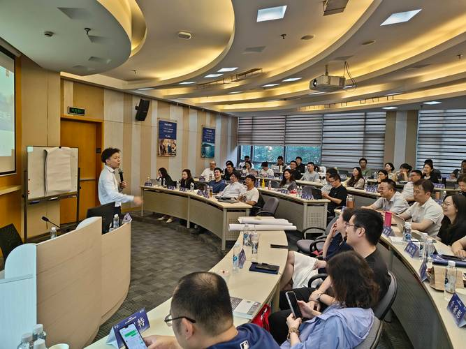 复旦商业知识女性能量，柔与韧的领导力^^^创业路，大学生该怎