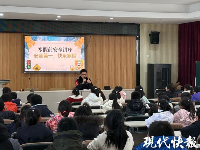 镇江铁警开展校园法治安全宣传活动