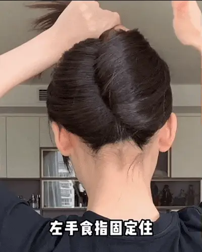 扎半丸子头的步骤图片