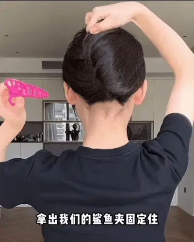 扎半丸子头的步骤图片