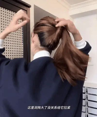 扎半丸子头的步骤图片