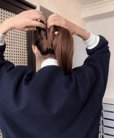 扎半丸子头的步骤图片