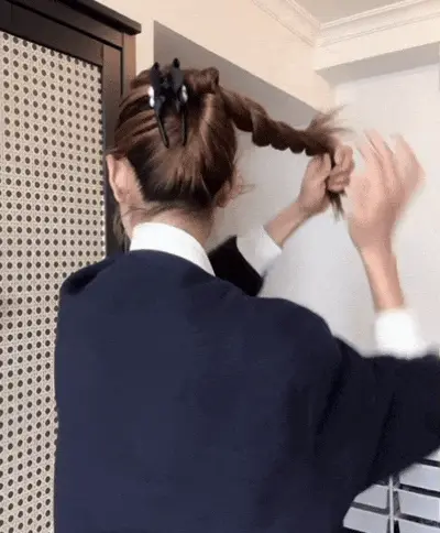 扎半丸子头的步骤图片