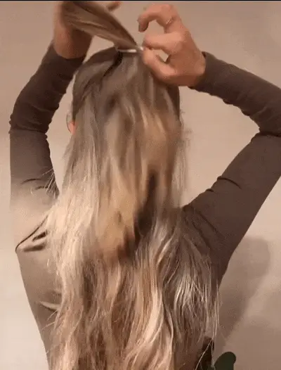 扎半丸子头的步骤图片