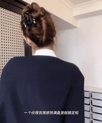 扎半丸子头的步骤图片