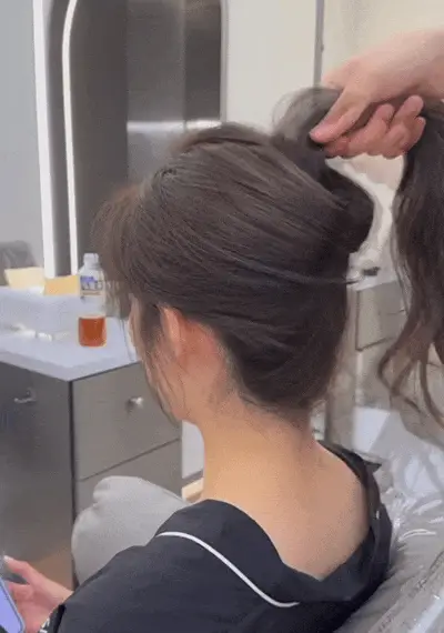 扎半丸子头的步骤图片