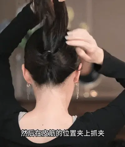 扎半丸子头的步骤图片