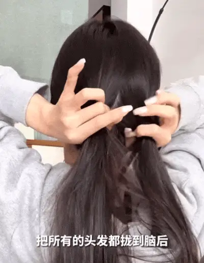 扎半丸子头的步骤图片