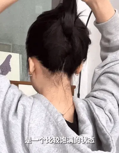 扎半丸子头的步骤图片