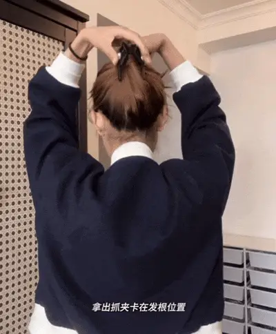 扎半丸子头的步骤图片