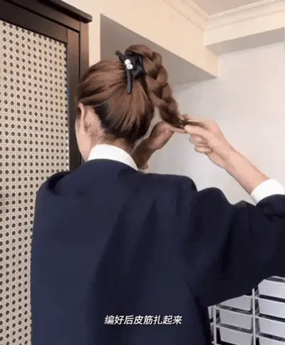 扎半丸子头的步骤图片