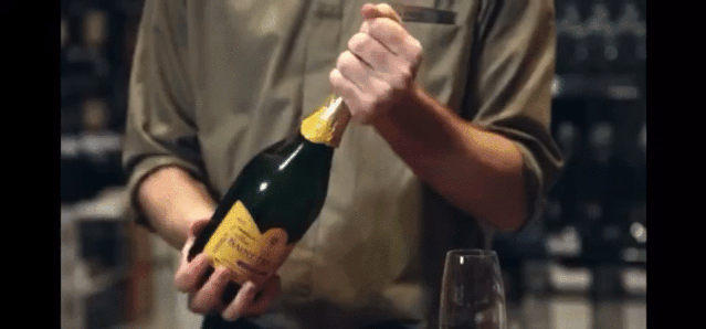 起泡酒开瓶方法