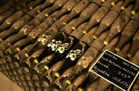 How to open a bottle of wine