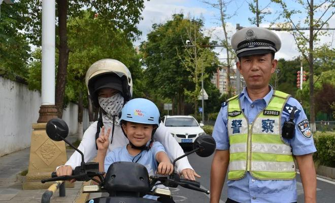 收电动车费的大妈