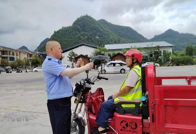 收电动车费的大妈