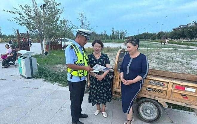 收电动车费的大妈