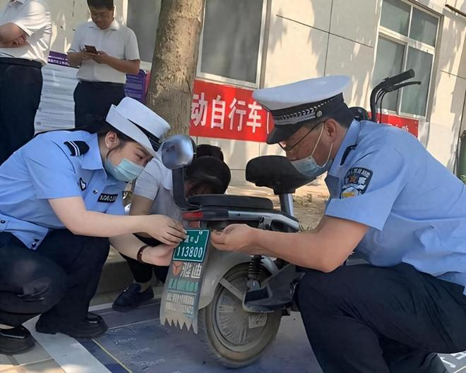 收电动车费的大妈