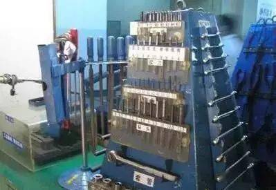 Vehicle maintenance tool management