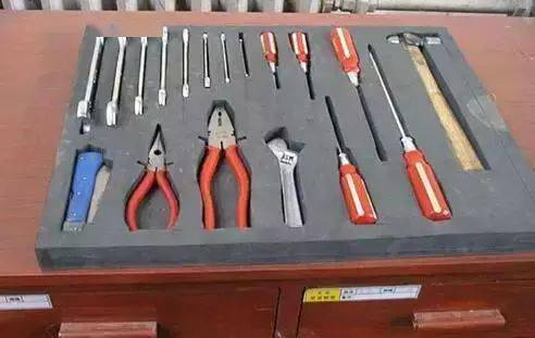 Vehicle maintenance tool management