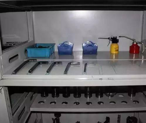 Vehicle maintenance tool management