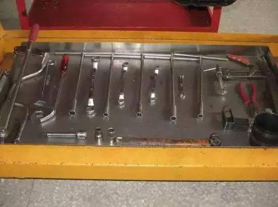 Vehicle maintenance tool management