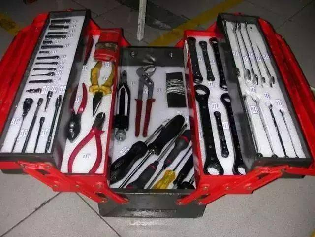 Vehicle maintenance tool management