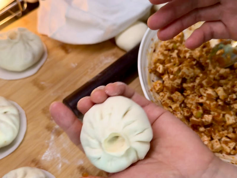 It's a video of the way the bun was squeezed