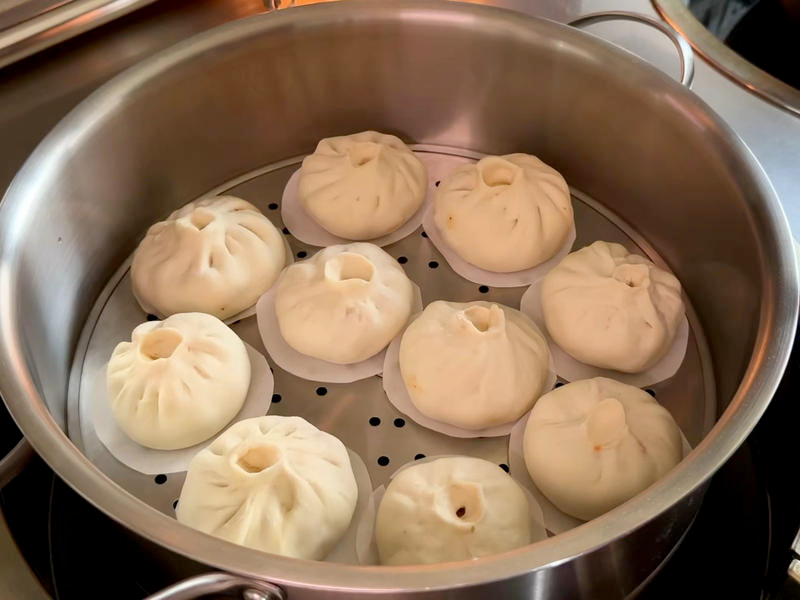 It's a video of the way the bun was squeezed