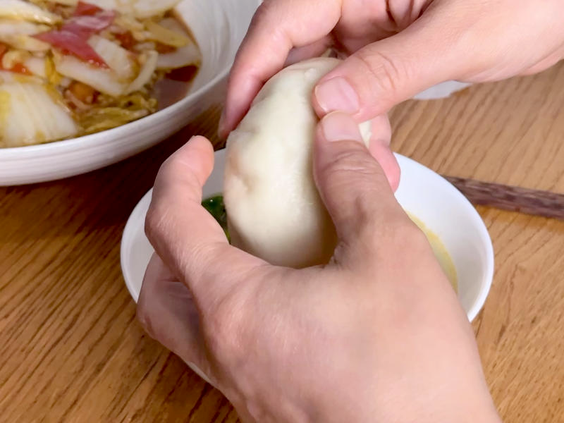 It's a video of the way the bun was squeezed