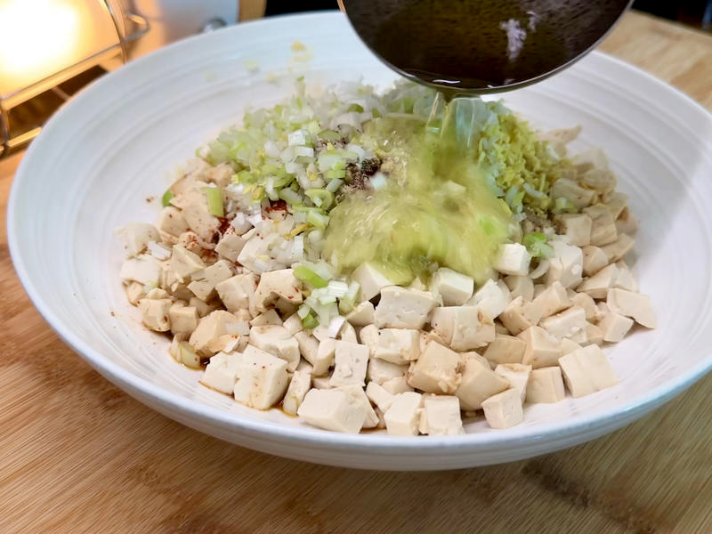 It's a video of the way the bun was squeezed