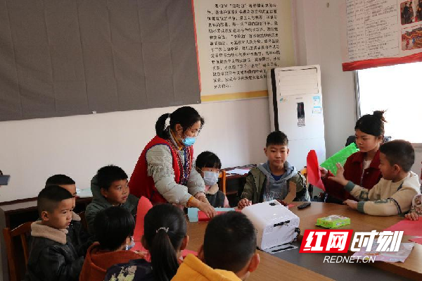 新春走基层丨江华涔天河镇开展“学剪纸，迎新春——‘我们的节日·春节’”主题活动