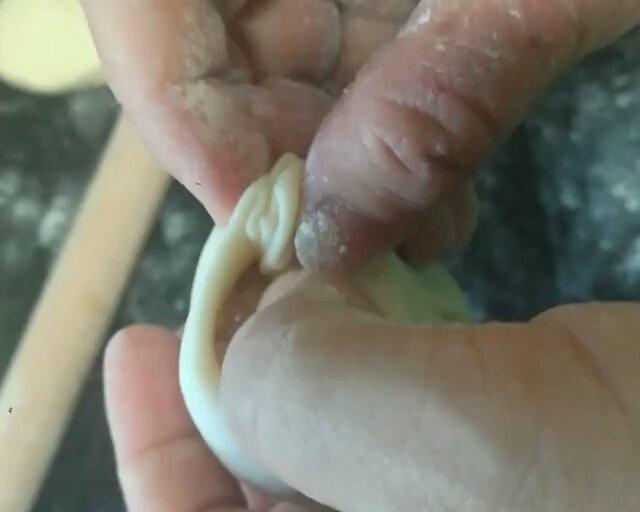 It's a video of the way the bun was squeezed