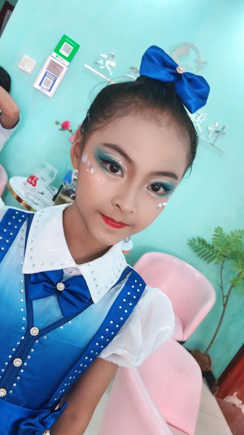 小孩舞台妆怎么画步骤