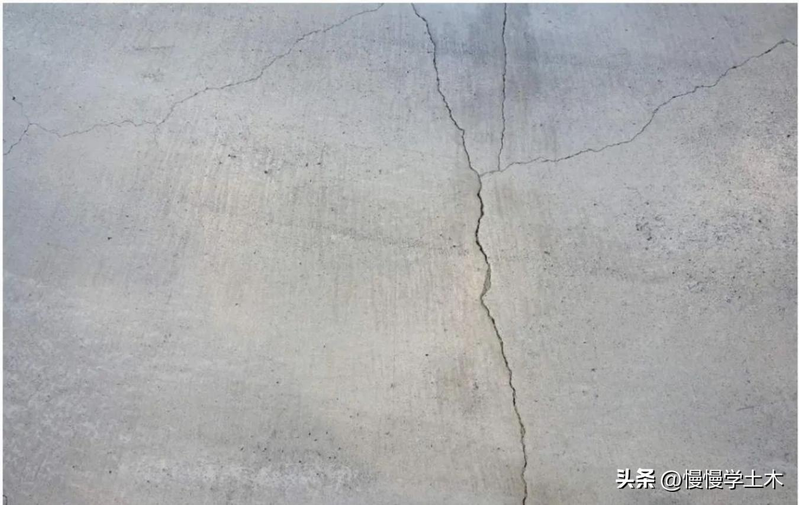 大体积混凝土中温度裂缝的成因