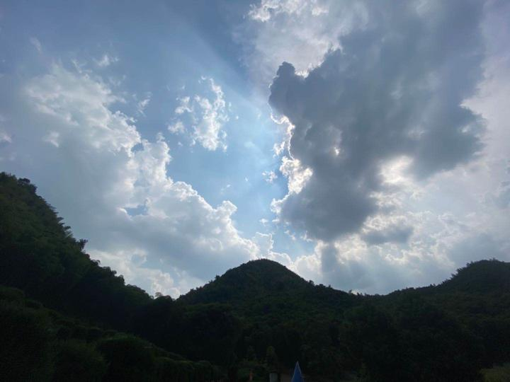进行人工增雨的原理是干冰