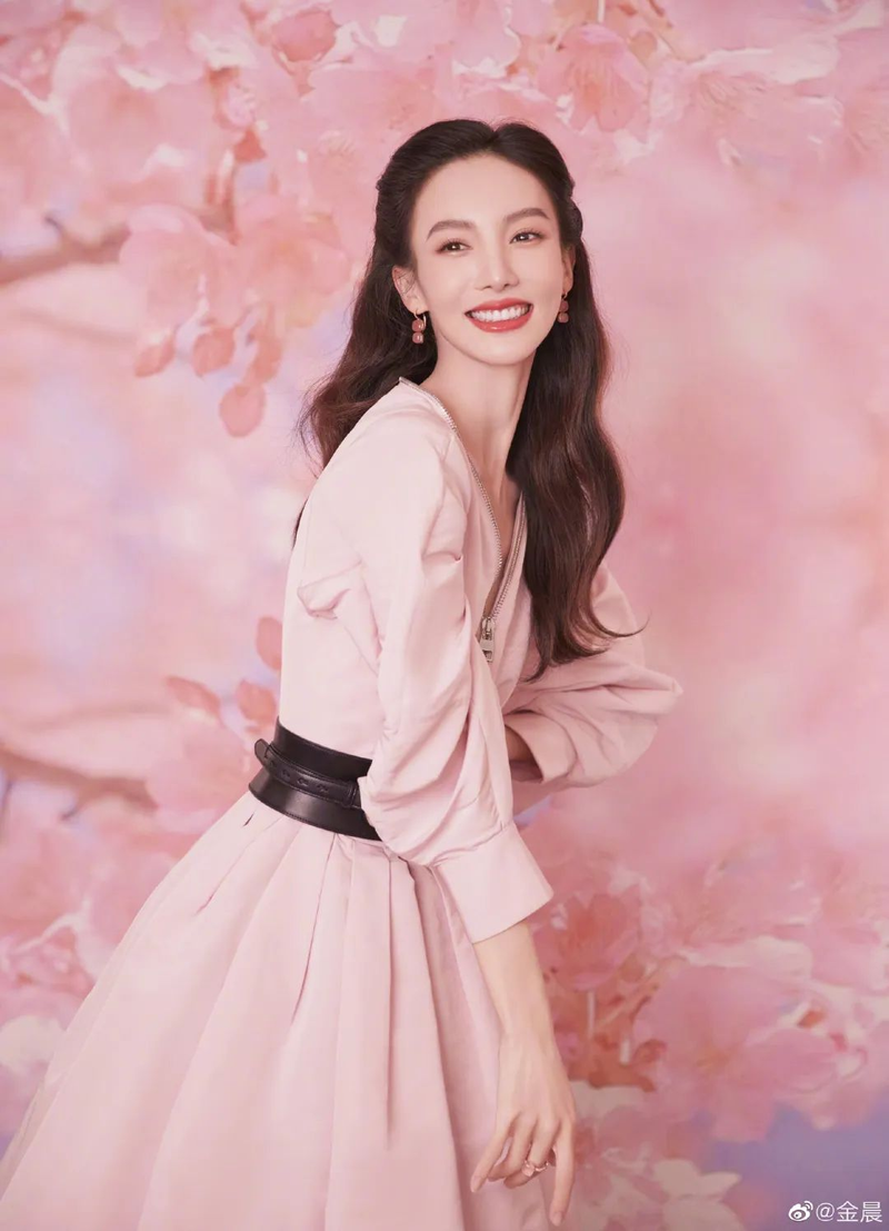 中分发型扎法步骤简单