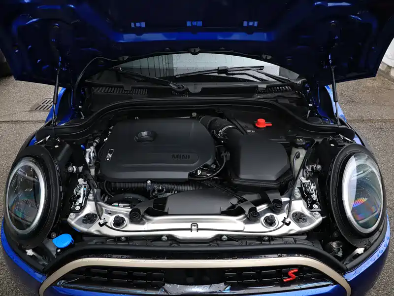 迷你摩托车通常使用哪种类型的发动机？