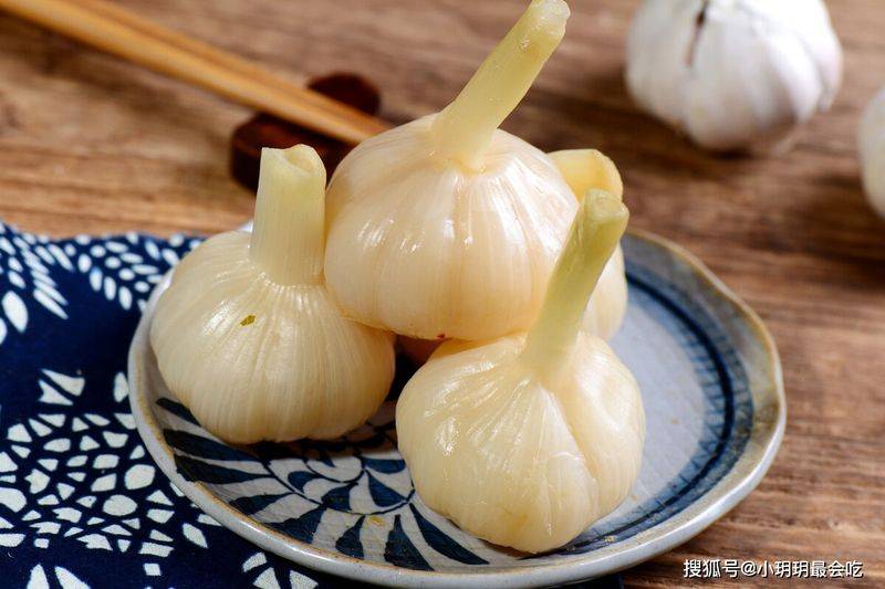 Northeast garlic pickles